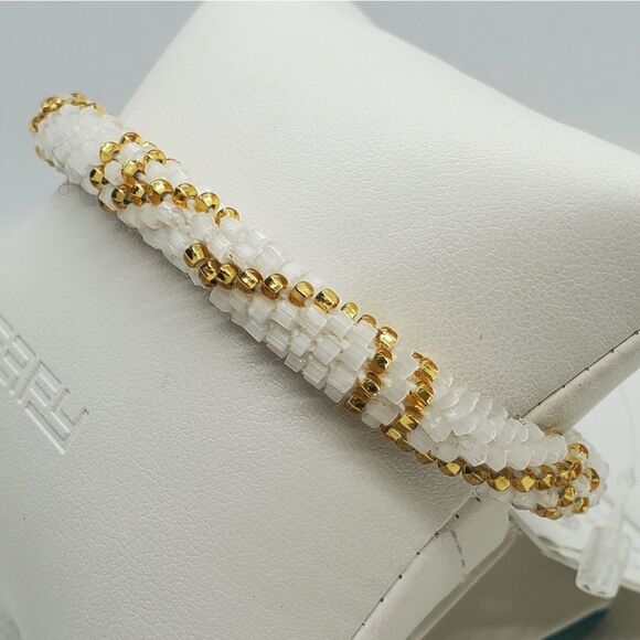 NWT 3 Strands White & Gold Beaded Bracelet - Picture 3 of 5